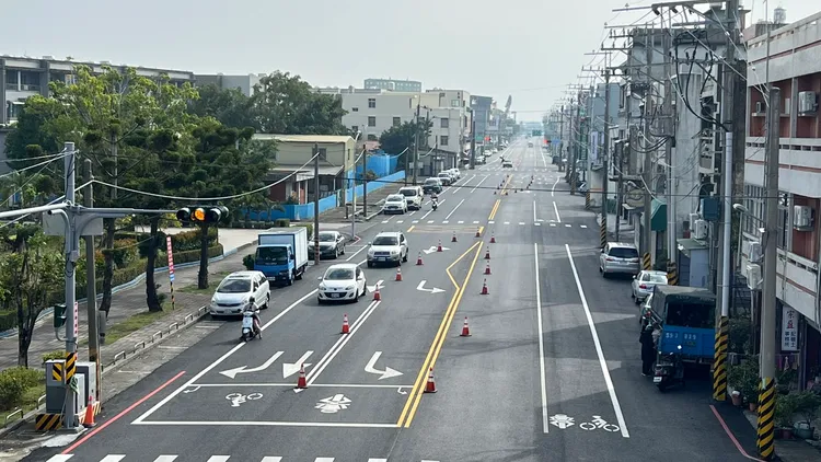 左轉車道新增標線型的槽化線；直行和右轉車則納入同一車道，不過「慢車道」卻消失不見。民眾提供