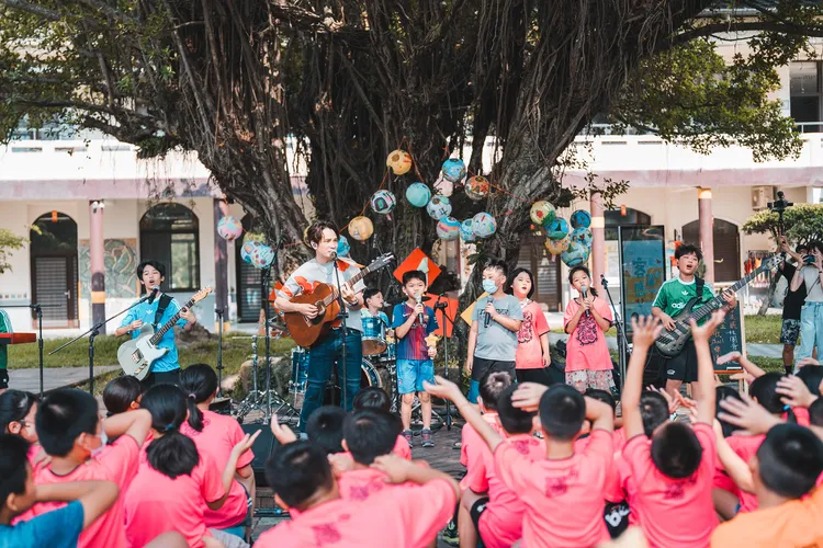 羅文裕到國小演出。大賞門文化提供