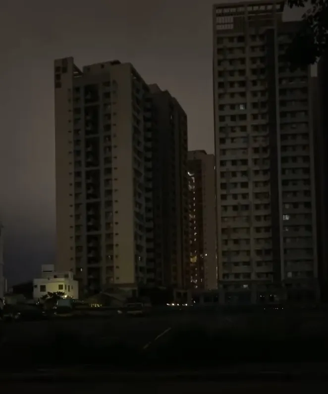 板橋區部分區域突然電力中斷，浮洲合宜住宅大樓陷入一片漆黑。翻攝自我是板橋人臉書