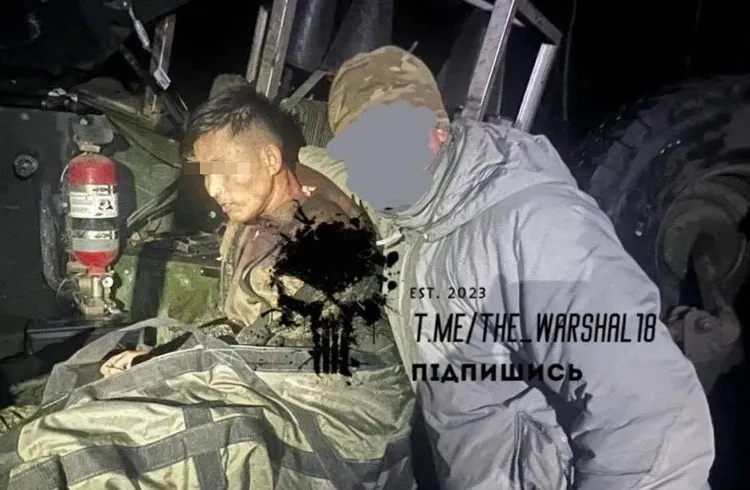 烏克蘭軍人秀出被「活捉」的北韓軍人，該名軍人後被證實已經死亡。翻攝X @front_ukrainian
