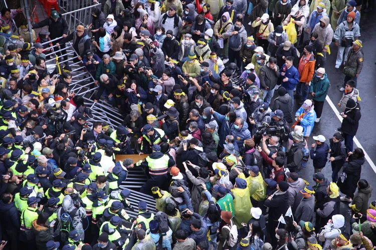 立院場外青鳥群情激憤，推倒立院柵欄，與警方激烈對峙中。彭欣偉攝