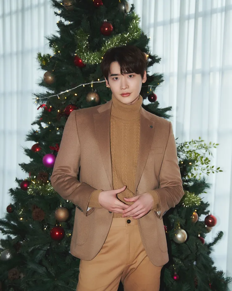 李鍾碩換上BOSS節日系列的駝色冬裝。品牌提供