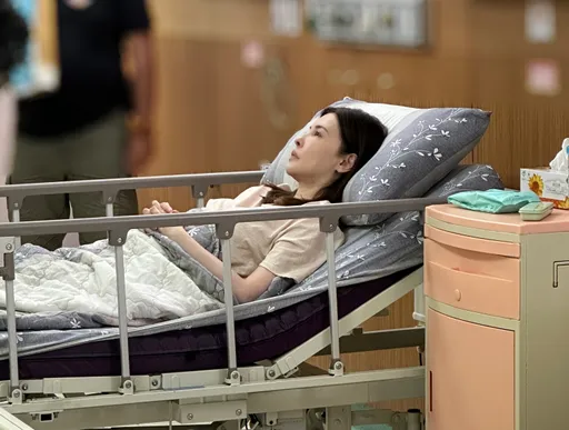 何如芸「半身瘫痪」素颜躺床照曝光 怕冷穿10件变金刚芭比