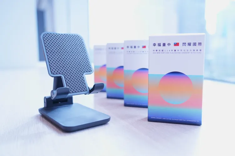 台中元旦升旗典禮限量發送手機架。市府提供