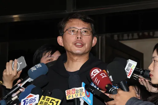 柯文哲點名黨務交黃國昌處理!本人快閃不回應
