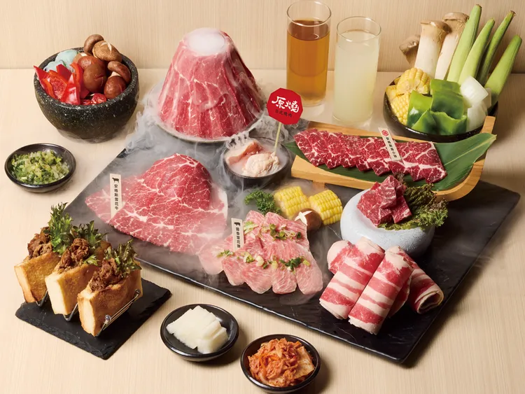 安格斯牛火山雙人套餐1698元，有擺盤吸睛的雪花板腱牛火山，還吃得到安格斯肩小排和澳洲和牛板腱／牛雪花等人氣肉品。業者提供