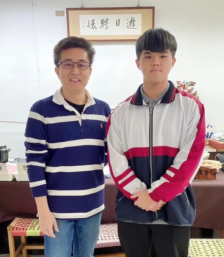 六龜高中翼友福同學、六龜高中校長楊茂青。教育局提供