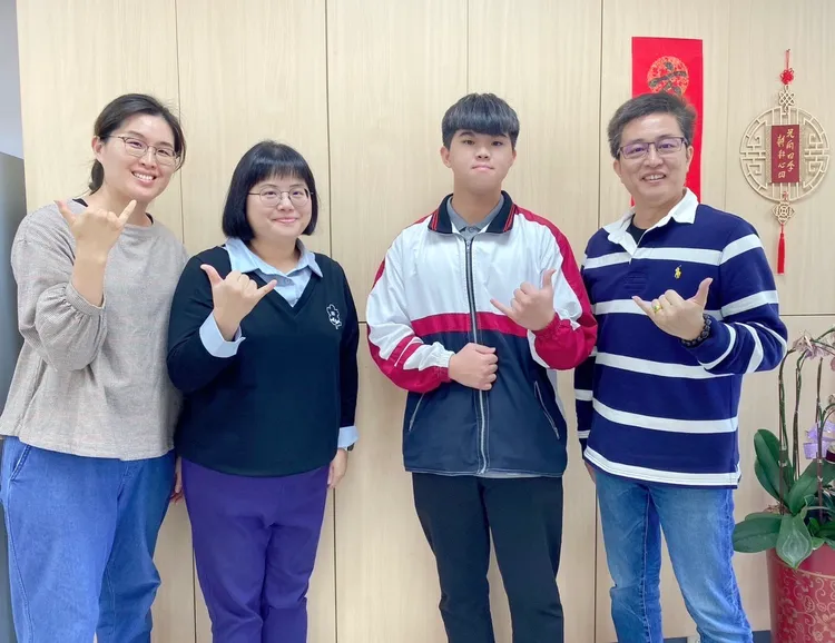 導師盧佳吟、輔導主任林育慈、學生翼友福、校長楊茂青。教育局提供