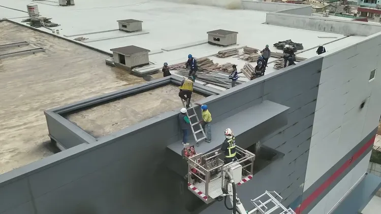 全聯台中廠大火，頂樓共救出14人。民眾提供