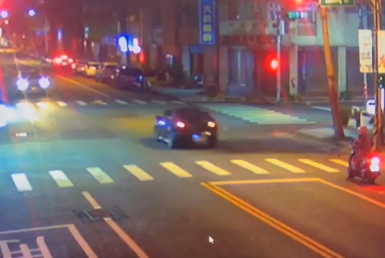 蔡男駕車闖紅燈高速逃逸。桃園警分局提供