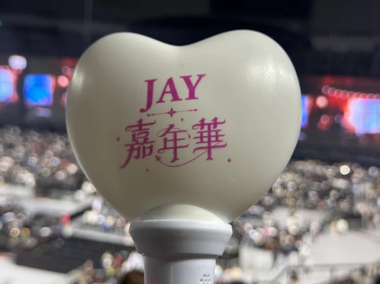 周杰倫演唱會送粉絲變色螢光棒。圖／讀者提供