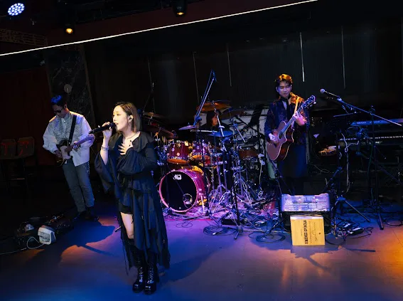 小男孩樂團客串演出《影后》婚禮歌手，受到關注。圖／滾石音樂提供