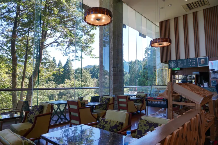 嘉義縣文化觀光局推薦阿里山隱藏版的秘境咖啡館就是阿里山賓館大廳咖啡。業者提供