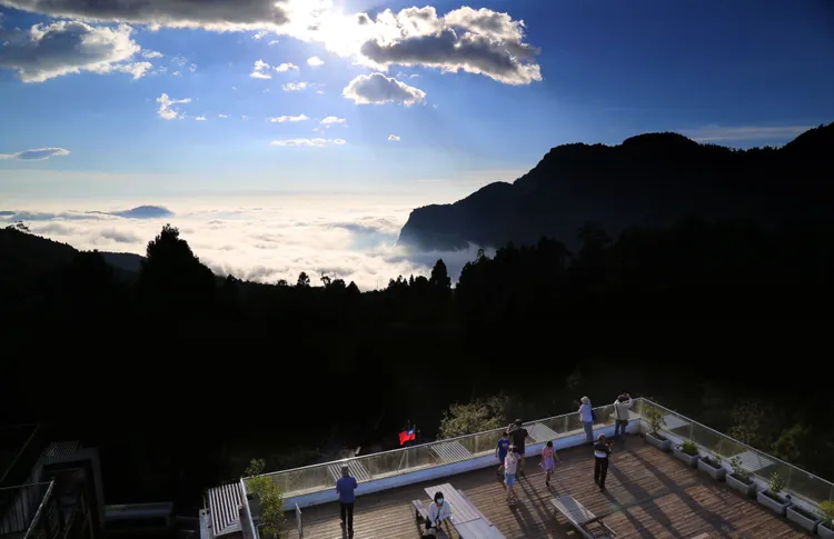 阿里山賓館7樓景觀台的壯麗雲海。業者提供