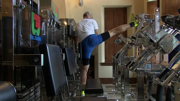 鈴木一朗客廳擺滿健身機器。   翻攝情熱大陸X