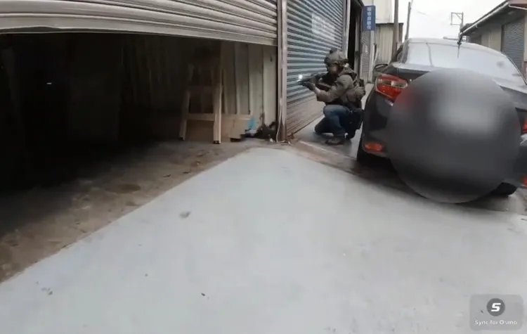 專案小組荷槍實彈攻堅。警方提供