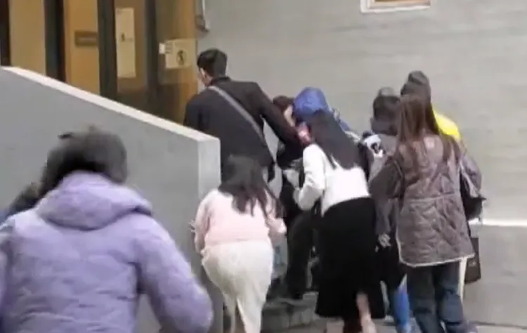 甯姓死者兒子昨在友人陪同下前往殯儀館與檢方相驗遺體，面對媒體採訪相當低調。翻攝畫面