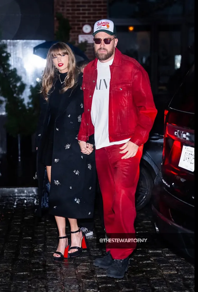 泰勒絲與球星男友凱爾西在紐約街頭漫步。翻攝thestewartofny IG