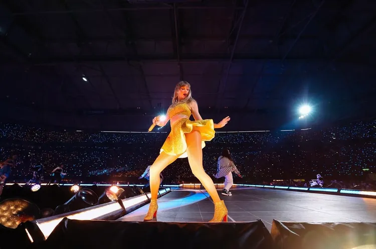 泰勒絲穿著Christian Louboutin的水鑽短靴。翻攝泰勒絲IG