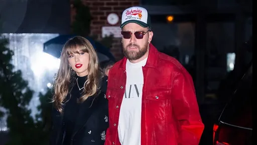 泰勒絲紐約街頭甜蜜約會 與球星男友攬緊緊上車也不鬆手