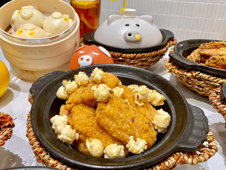 「金沙玉米豬豬煲」以去皮紅心地瓜搭配整塊玉米。莊偉祺攝