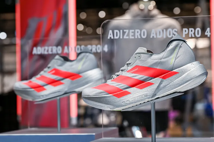 新跑鞋的銀紅色調以日本最具代表性的馬拉松接力賽事「箱根驛傳」為靈感。品牌提供