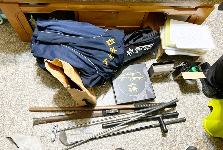 查扣棍棒刀械。翻攝畫面