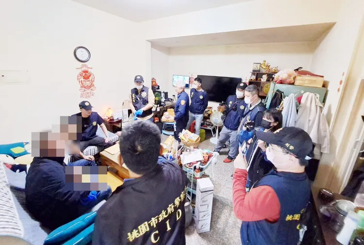 檢警搜索。翻攝畫面