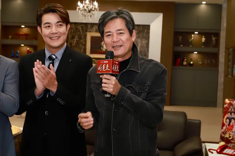 收視開出紅盤，製作人蕭大陸開心慶功。民視提供