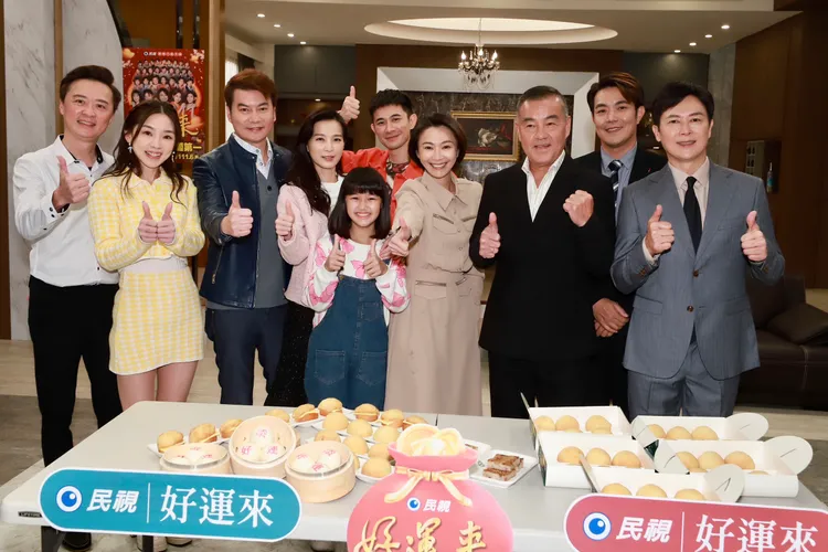 《好運來》創高收視，演員們在片場慶功。民視提供
