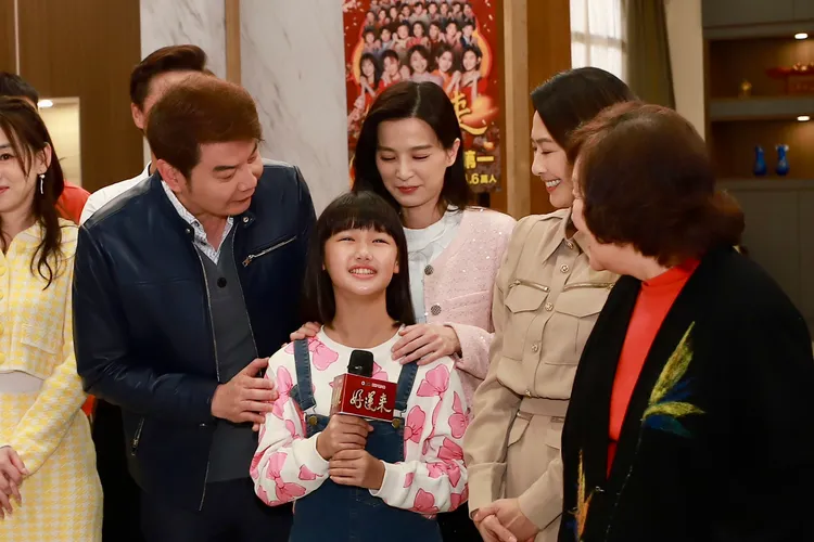 倪齊民（後排左起）、楚宣、侯怡君有三角糾葛。民視提供