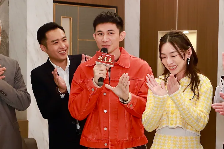 曾子益（中）飾演楚宣的成年版兒子。民視提供