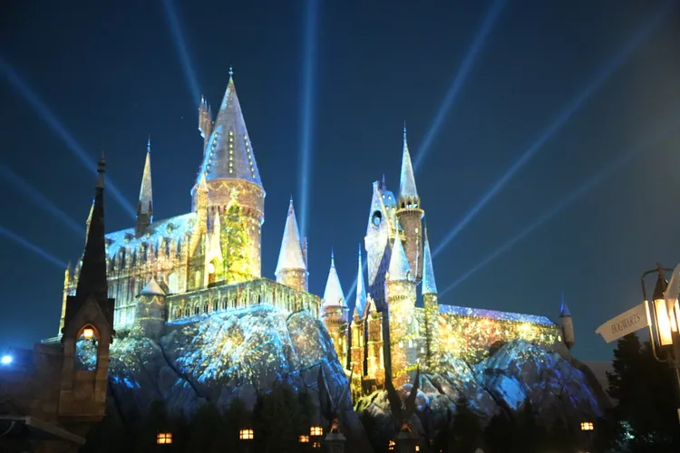 哈利波特魔法世界也是熱門園區，即日起至2025年1月獲格華茲城堡將每日上演燈光秀。S.H.攝