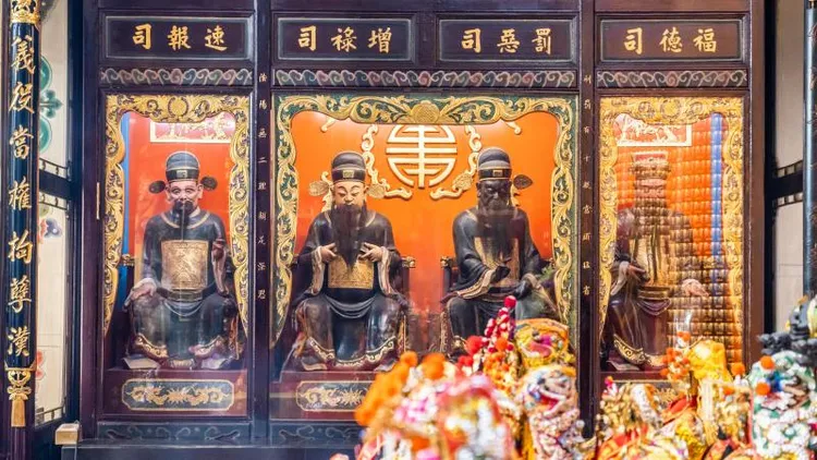 圖為「增祿司」在廟內的身影(左二)。翻攝自萬華艋舺青山宮官網