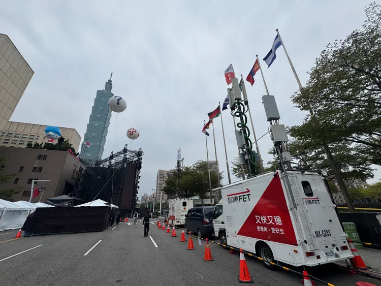 3大電信行動基台皆已駐守於舞台周圍。彭欣偉攝