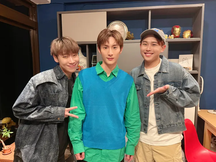 理想混蛋主唱雞丁（右）與賴晏駒（小賴，左）擔任音樂統籌，全力協助阿本完成扣人心弦的浪漫之作。阿本提供