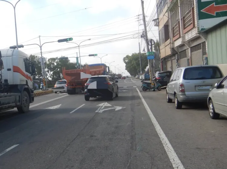 砂石車肇事後未停下直接駛離現場。翻攝照片