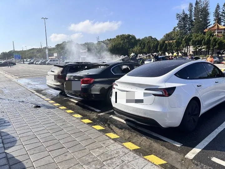 國道警方已找到3名車主，後續將調查以釐清起火原因。翻攝照片