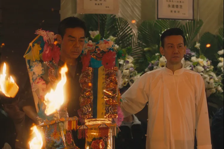 劉青雲(左)主演的《爸爸》片中也有香港獨特的殯葬文化「破地獄」場面。甲上提供