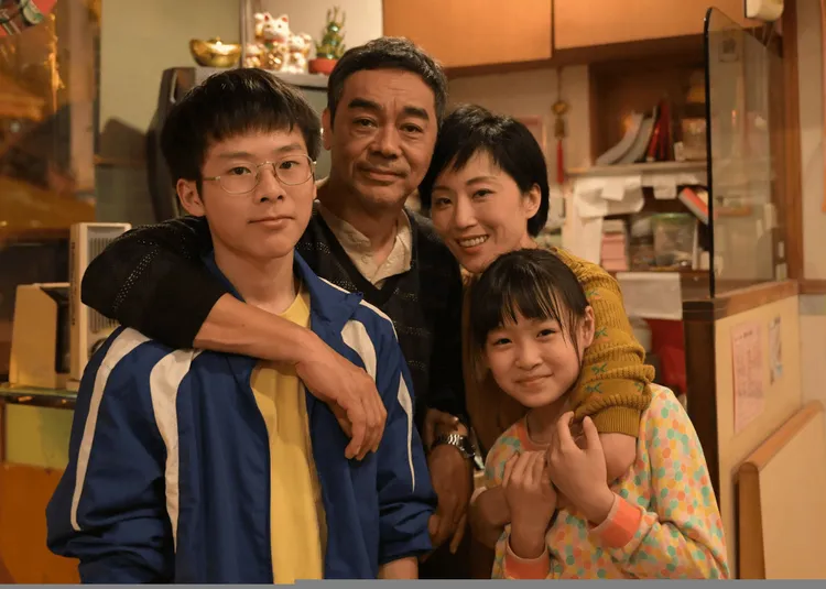 劉青雲(左二)與蘇文濤(左)、谷祖琳和熊諾頤(前)在《爸爸》中飾演一家人。甲上提供
