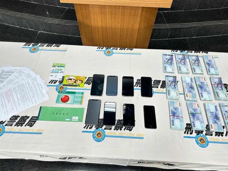 詐團勾結地政士、貸款業者，被起出大批犯罪證物。民眾提供