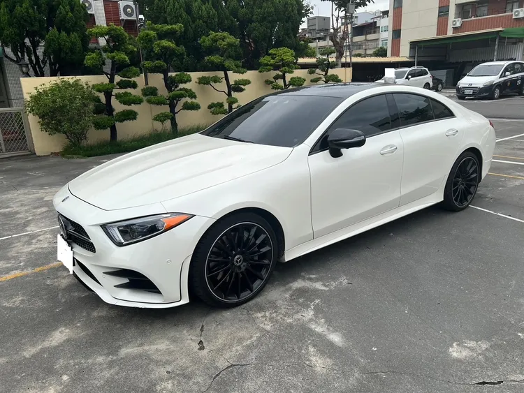 警方逮捕9名嫌犯，查扣賓士等5輛名車。民眾提供