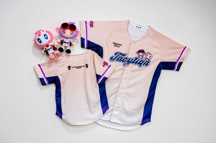 「三隊聯名+李雅英代言」聯名推出球衣、帽子、毛巾、城市杯、玻璃杯以及公仔，相當值得購買收藏。市府提供