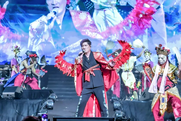 楊哲披上浴火鳳凰裝與八家將熱鬧開唱。圖／豪記唱片提供