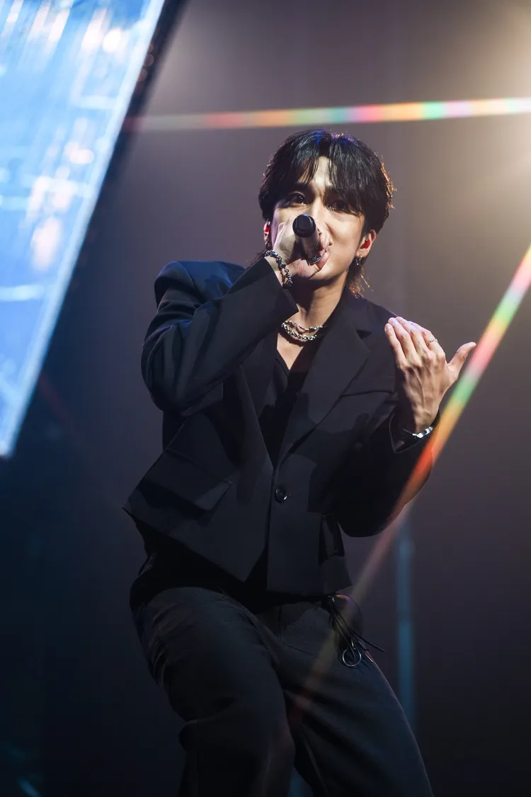 婁峻碩趕攤挺兄弟，連衣服都來不及換。圖／龍大謝X KKLIVE提供