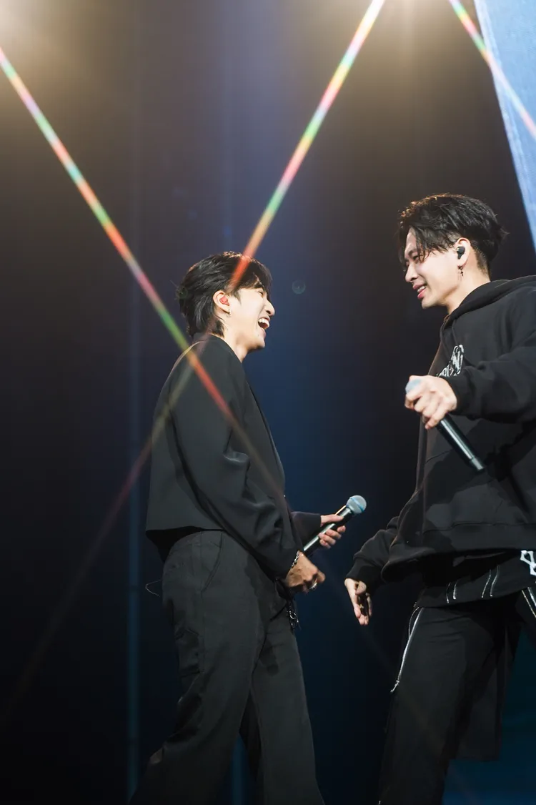 原本在高雄巨蛋錄製節目的婁峻碩（左）突然現身合唱，嚇歪高爾宣。圖／龍大謝X KKLIVE提供