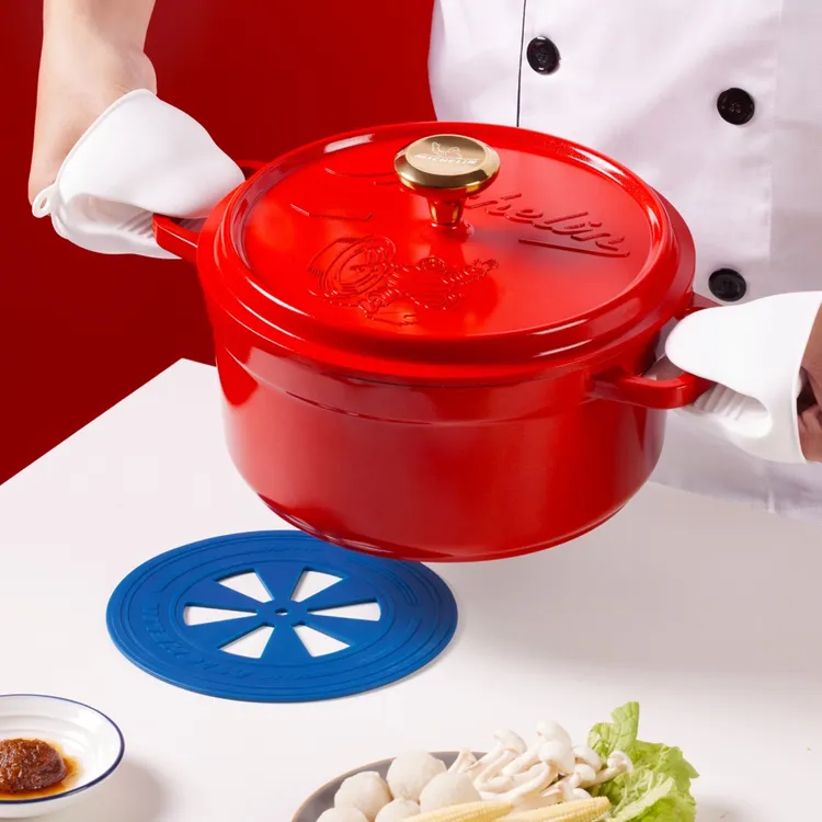 鍋具組採用法國國旗配色，鍋身以鋁合金一體成形鑄造，比傳統鑄鐵鍋更輕，兼具耐用性與輕便性。業者提供