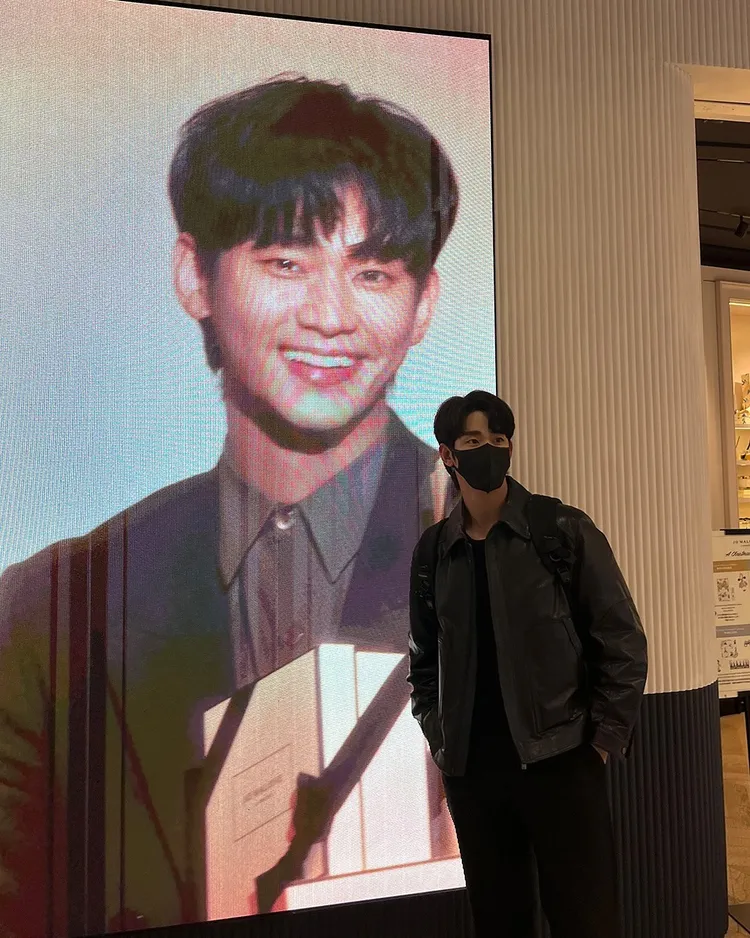 金秀賢與自己拍攝的Jo Malone廣告合影。翻攝soohyun_k216 IG