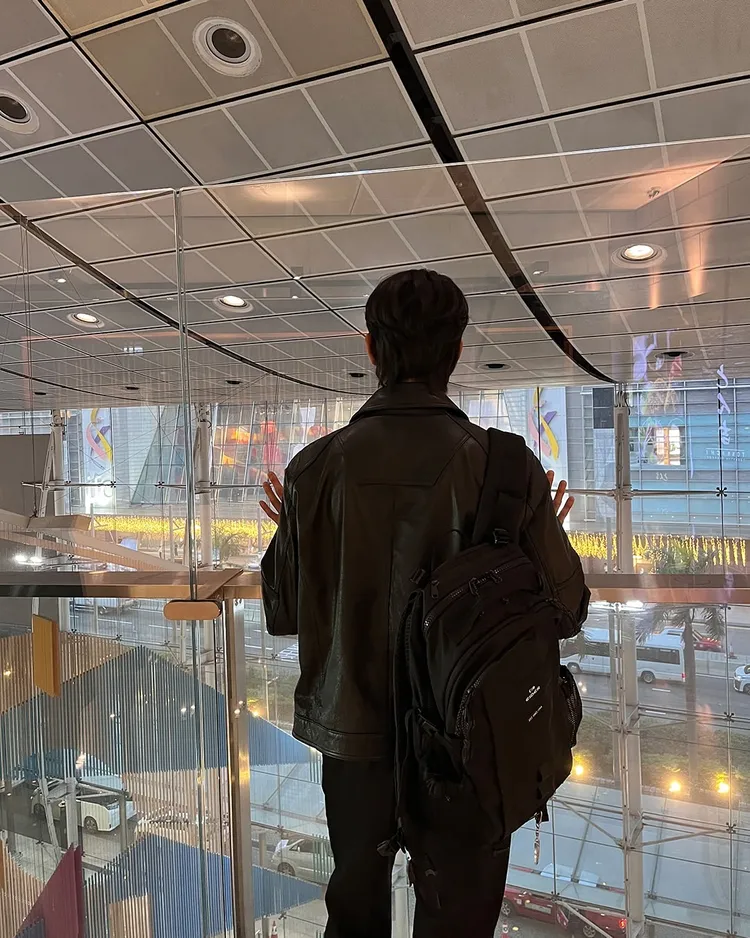 金秀賢IG最新分享的照片是在中環ifc商場內拍攝。翻攝soohyun_k216 IG