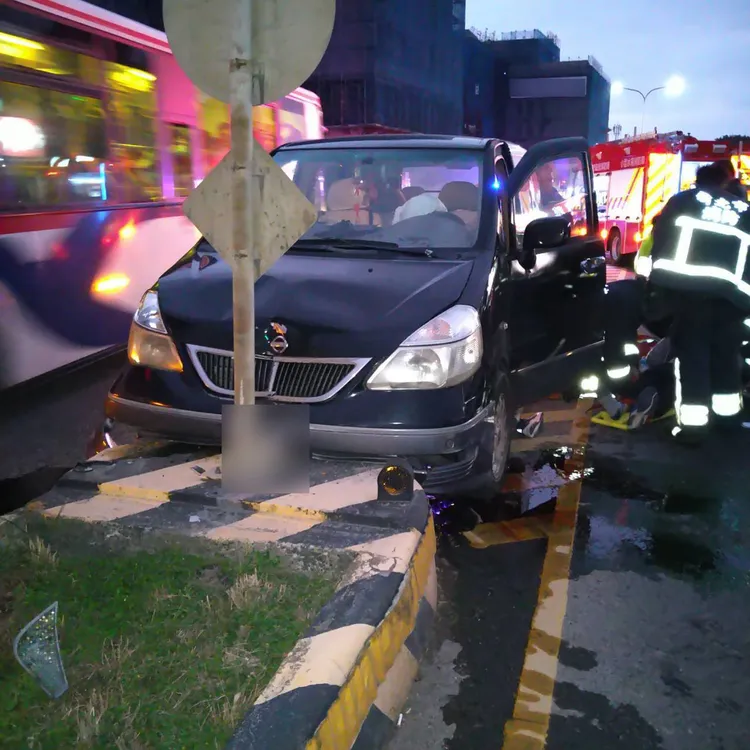 三芝區北勢子有汽車自撞號誌桿，駕駛失去心跳呼吸，命危送醫搶救中。翻攝畫面
